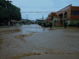 Foto da avenida sarandi alagada